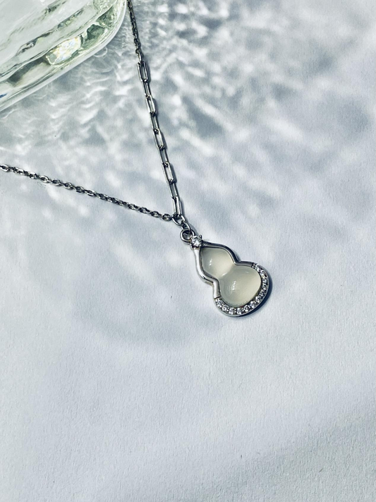A chalcedony gourd-shaped pure silver necklace